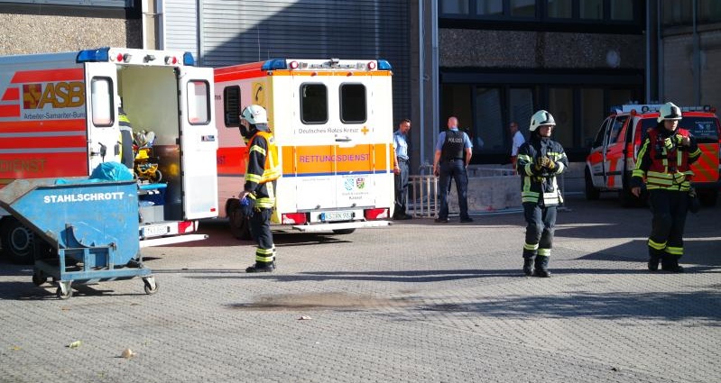 WOH: Zwei Arbeiter unter Baugerüst eingeklemmt