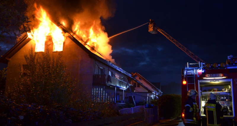 Dachstuhlbrand – Feuerwehr rettet Personen vom Balkon