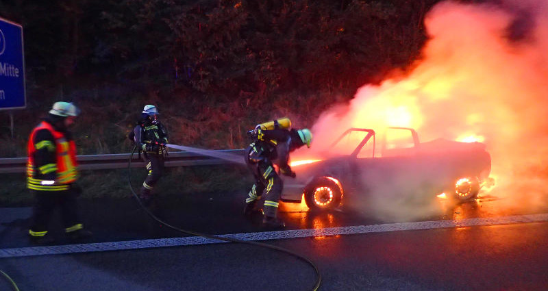 A49: Golf Cabrio ausgebrannt
