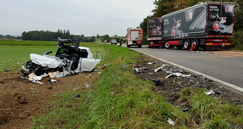 B254: Frontal in LKW – Golf-Fahrer lebensbedrohlich verletzt
