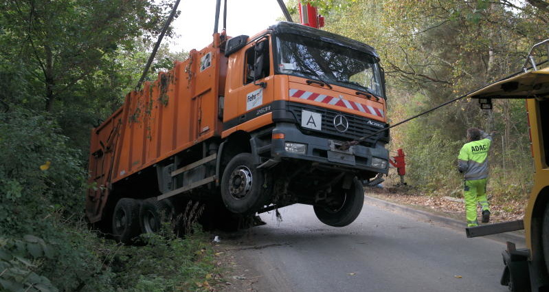 Müllwagen auf dem Weg zur Deponie verunglückt