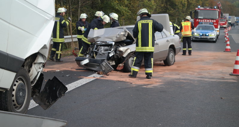 Schwerer Folgeunfall auf der A49 – Rettungshubschrauber im Einsatz