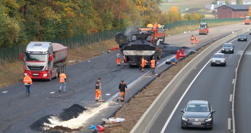 Baustelle: Teermaschine brannte auf der A49