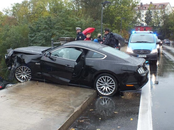 KS: 140.000 Euro Sachschaden nach Unfall auf Wolfhager Straße