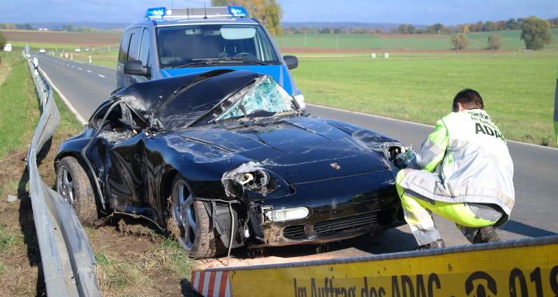 Porsche 911 auf B83 verunglückt