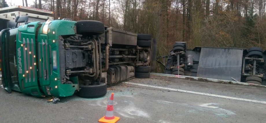 Tiertransporter auf BAB 5 umgestürzt