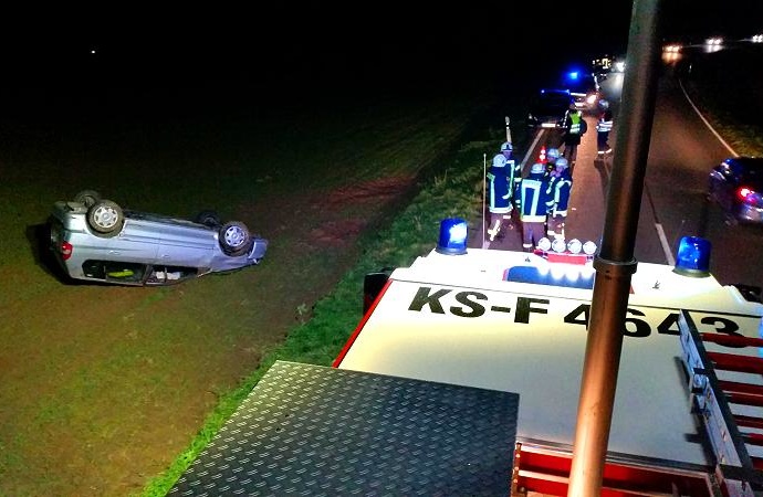 B450: Auto überschlägt sich bei Balhorn