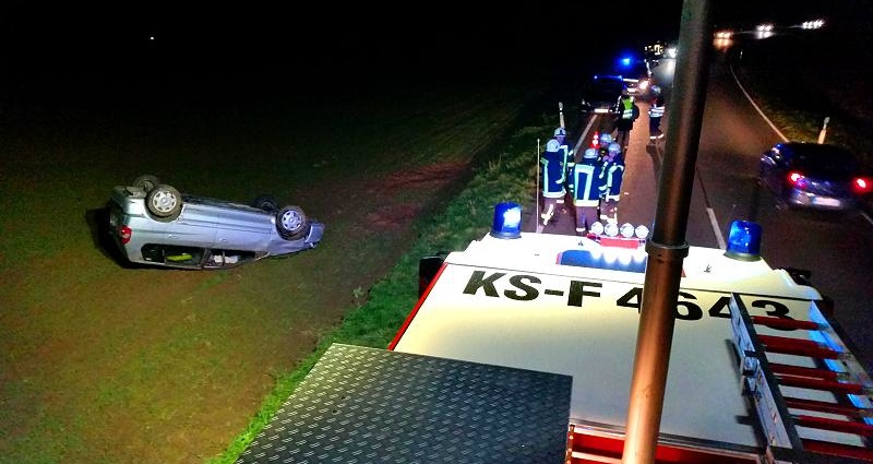 B450: Auto überschlägt sich bei Balhorn