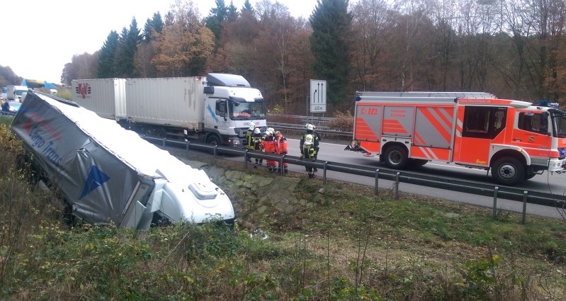 A7: Autobahn nach LKW-Unfall voll gesperrt