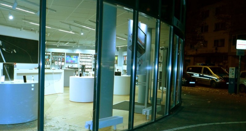 Ks: Blitzeinbruch – Täter erbeuten Apple-Produkte im Wert von rund 50.000 Euro