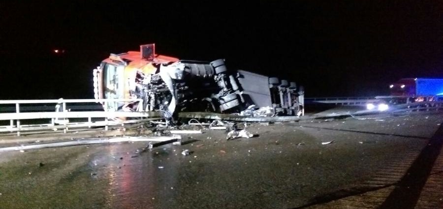 LKW durchbricht Mittelleitblanke auf der A5