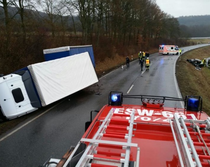 Tödlicher Unfall auf B7 – 21-jähriger fährt in LKW