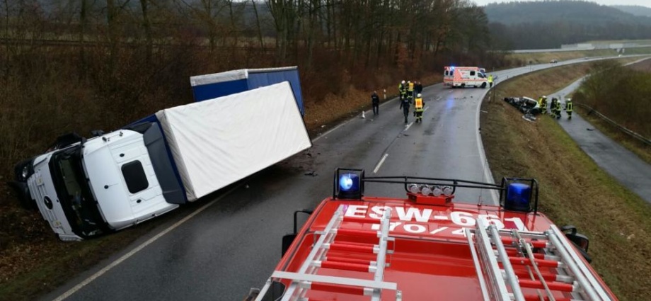 Tödlicher Unfall auf B7 – 21-jähriger fährt in LKW