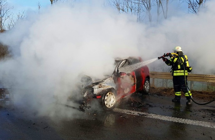 A44: Ersthelfer retten Autofahrerin in letzter Sekunde