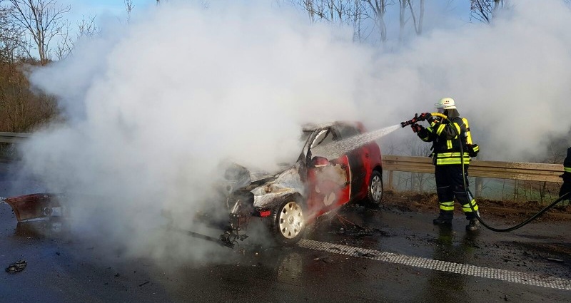 A44: Ersthelfer retten Autofahrerin in letzter Sekunde