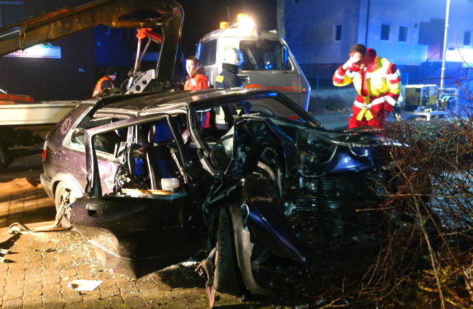 Schwerer Unfall: 17-jähriger betrunken und ohne Führerschein – Beifahrer kommt ums Leben