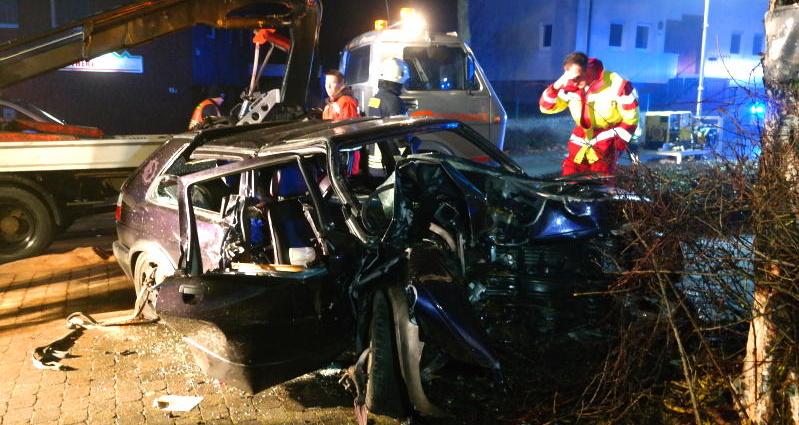 Schwerer Unfall: 17-jähriger betrunken und ohne Führerschein – Beifahrer kommt ums Leben
