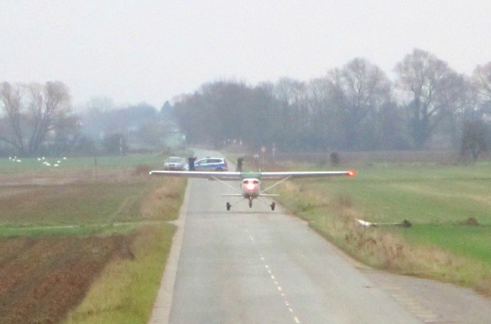 Straße wird zur Startbahn – Notgelandetes Kleinflugzeug hebt wieder ab