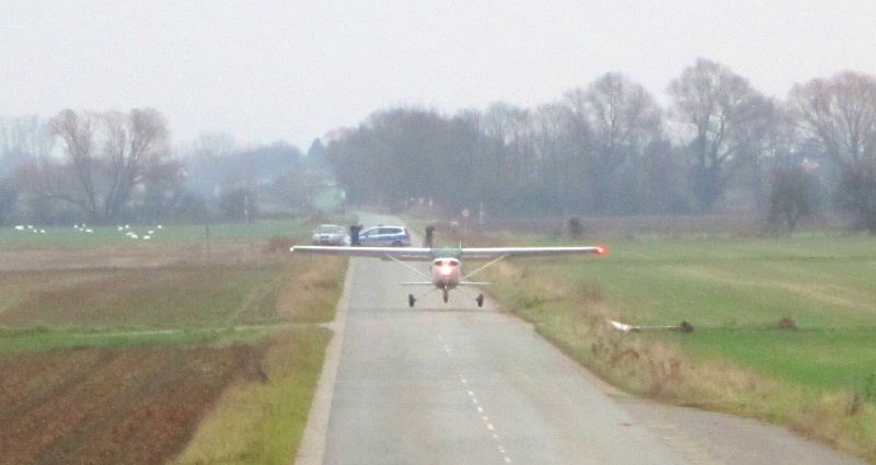 Straße wird zur Startbahn – Notgelandetes Kleinflugzeug hebt wieder ab