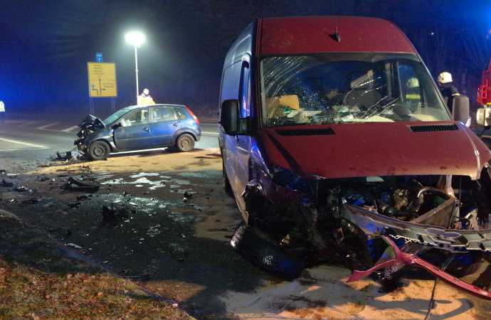 B251: Sprinter-Fahrer übersieht PKW – Zwei Schwerverletzte