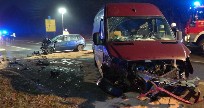 B251: Sprinter-Fahrer übersieht PKW – Zwei Schwerverletzte