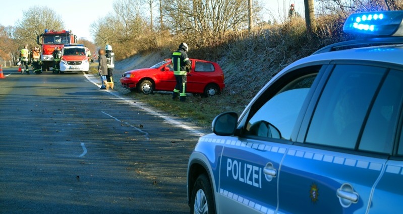 Habichtswald: Alleinunfall auf der B251 durch Straßenglätte