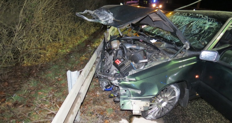 Dresdener Straße: Schwerverletzter Beifahrer nach Unfall zurück gelassen – Fahrer flüchtig