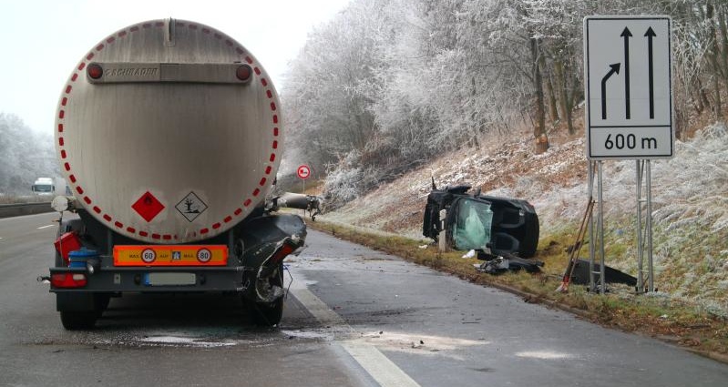A44: PKW rast in Silo-LKW – Fahrer lebensbedrohlich verletzt