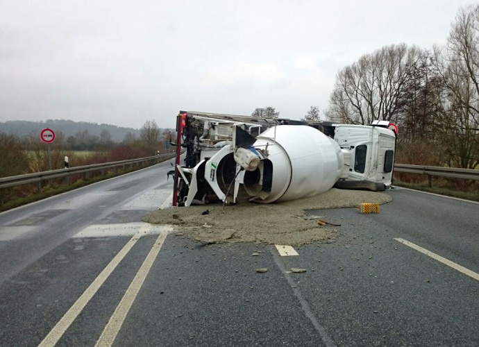 Voller Betonmischer kippt bei Marburg um