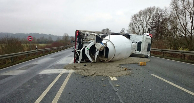 Voller Betonmischer kippt bei Marburg um
