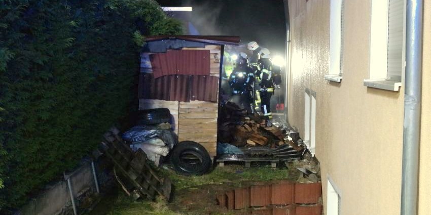 Heiligenrode: Schuppen brannte an Wohnhaus