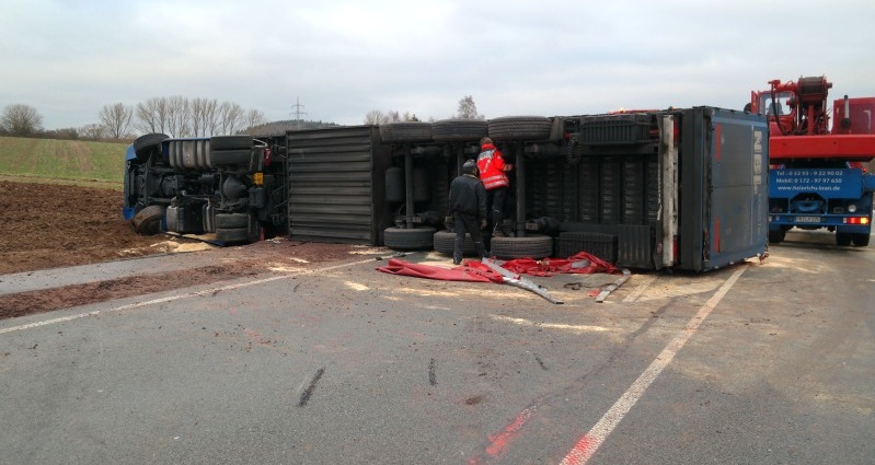 B252: LKW kippt auf Bundesstraße um