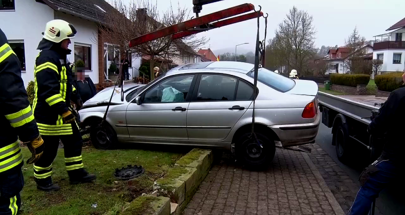 WOH: Fahranfänger rast in Vorgarten