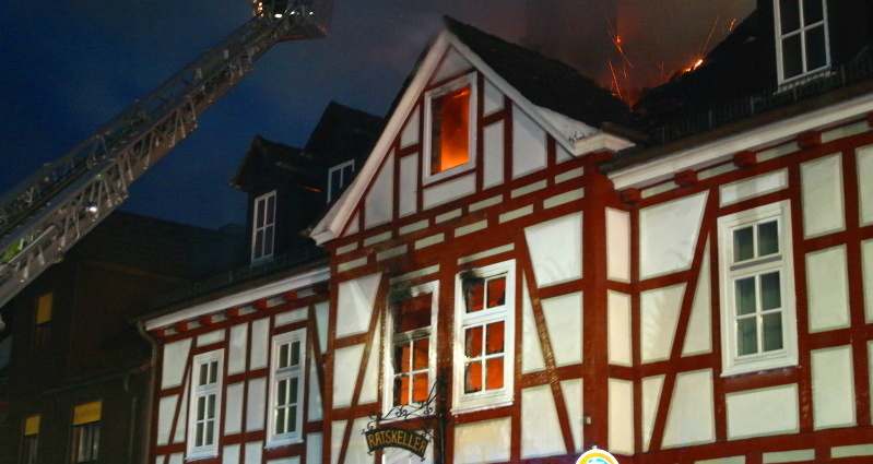 Hoher Sachschaden: Dachstuhlbrand in Mehrfamilienhaus – 39 Personen gemeldet
