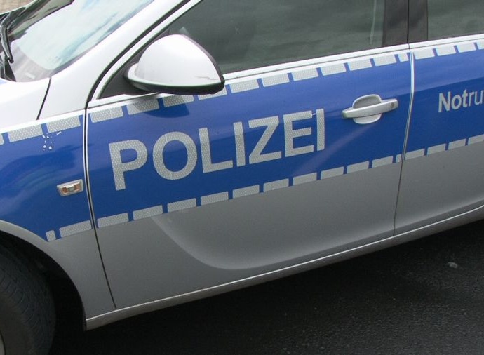 Mund-Nasen-Schutz: Bahnreisender greift Zivilpolizisten an