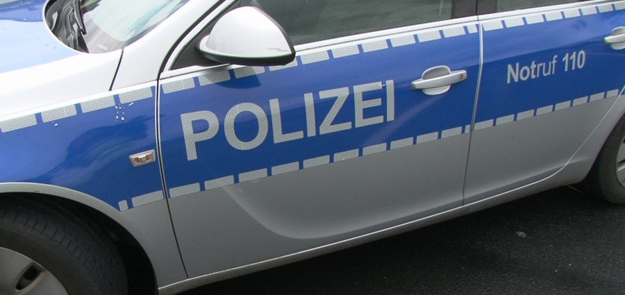Mund-Nasen-Schutz: Bahnreisender greift Zivilpolizisten an