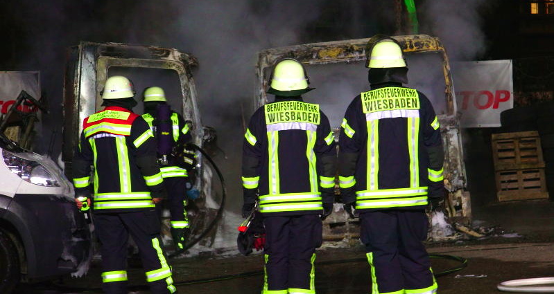 Wi: Zwei LKW brannten auf Werkstattgelände