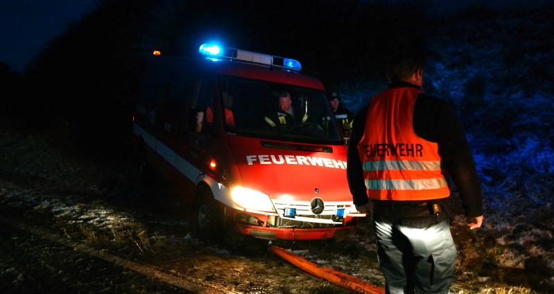 WOH: Feuerwehrfahrzeug verunglückt auf B 450 – Straßenglätte