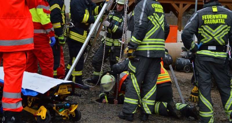 Arbeitsunfall im Kanal – Schnelle Rettung trotz schwieriger Lage