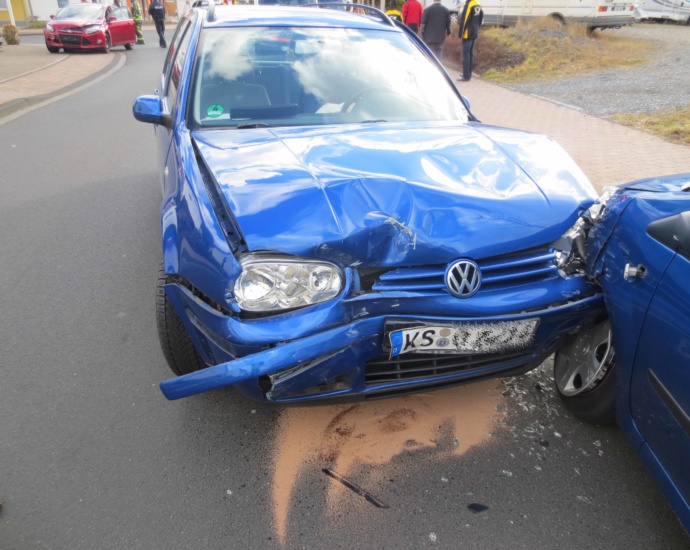 Vier beschädigte Fahrzeuge nach Unfall