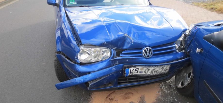 Vier beschädigte Fahrzeuge nach Unfall
