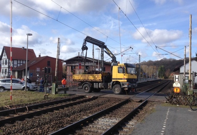 Bahnstrecke Bebra und Heinebach – LKW beschädigt Oberleitung