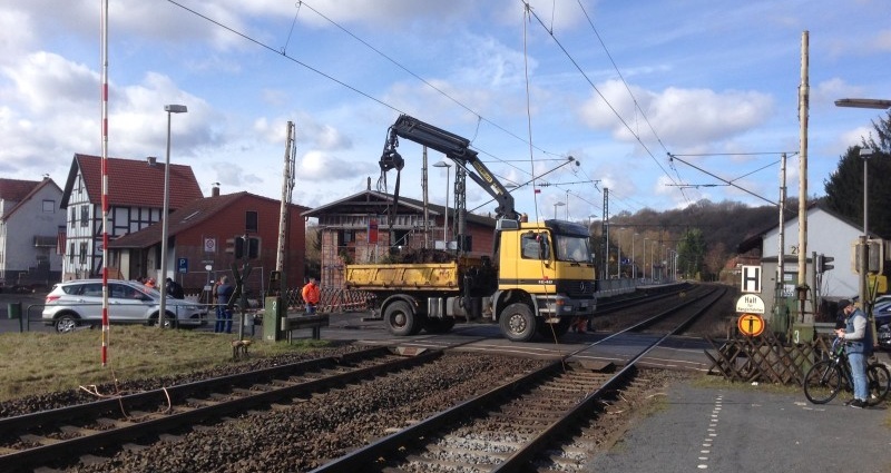 Bahnstrecke Bebra und Heinebach – LKW beschädigt Oberleitung