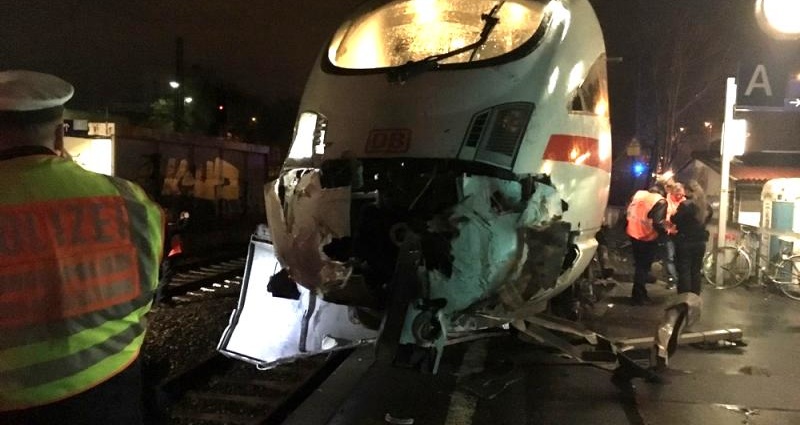 F: ICE im Bahnhof verunglückt – Millionenschaden