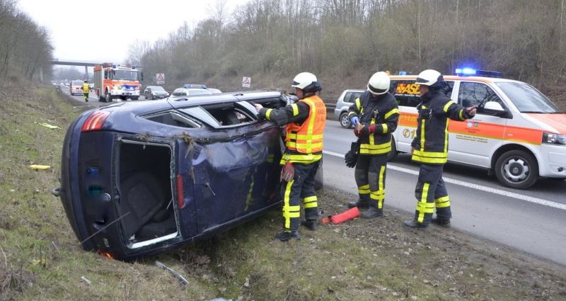 A49: PKW überschlägt sich mehrfach – Fahrerin leicht verletzt