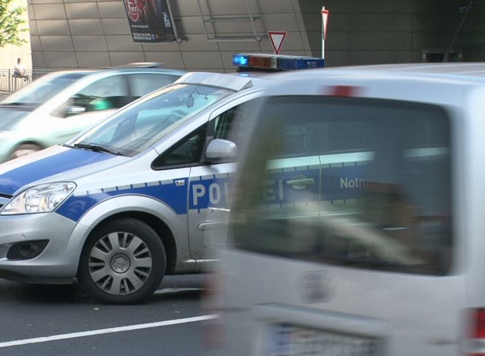 KS: 22-Jähriger bindet Freund mit Matratze auf Autodach fest