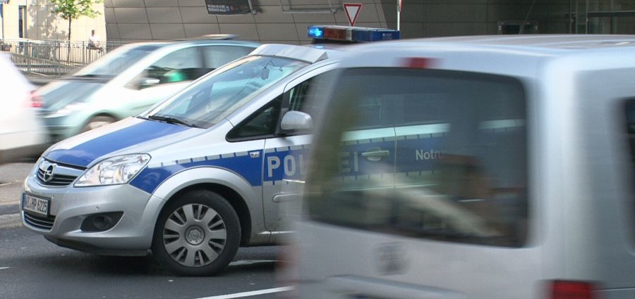 KS: 22-Jähriger bindet Freund mit Matratze auf Autodach fest