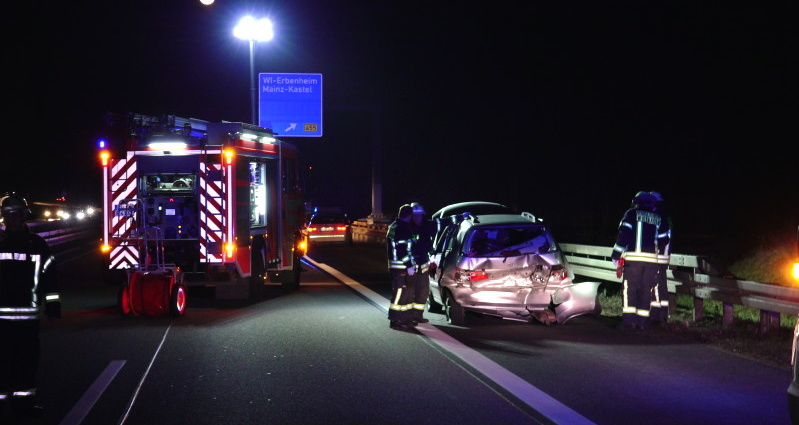 Wi: Auf dem Weg in den Urlaub – BMW fährt ungebremst in Familien-Auto
