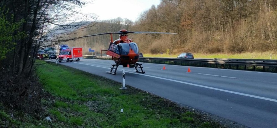 A44 – Sprinter karcht in LKW – Fahrer verstorben