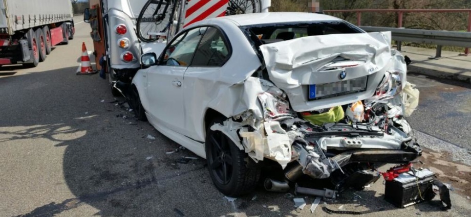 A44 LKW und BMW fährt ins Stauende